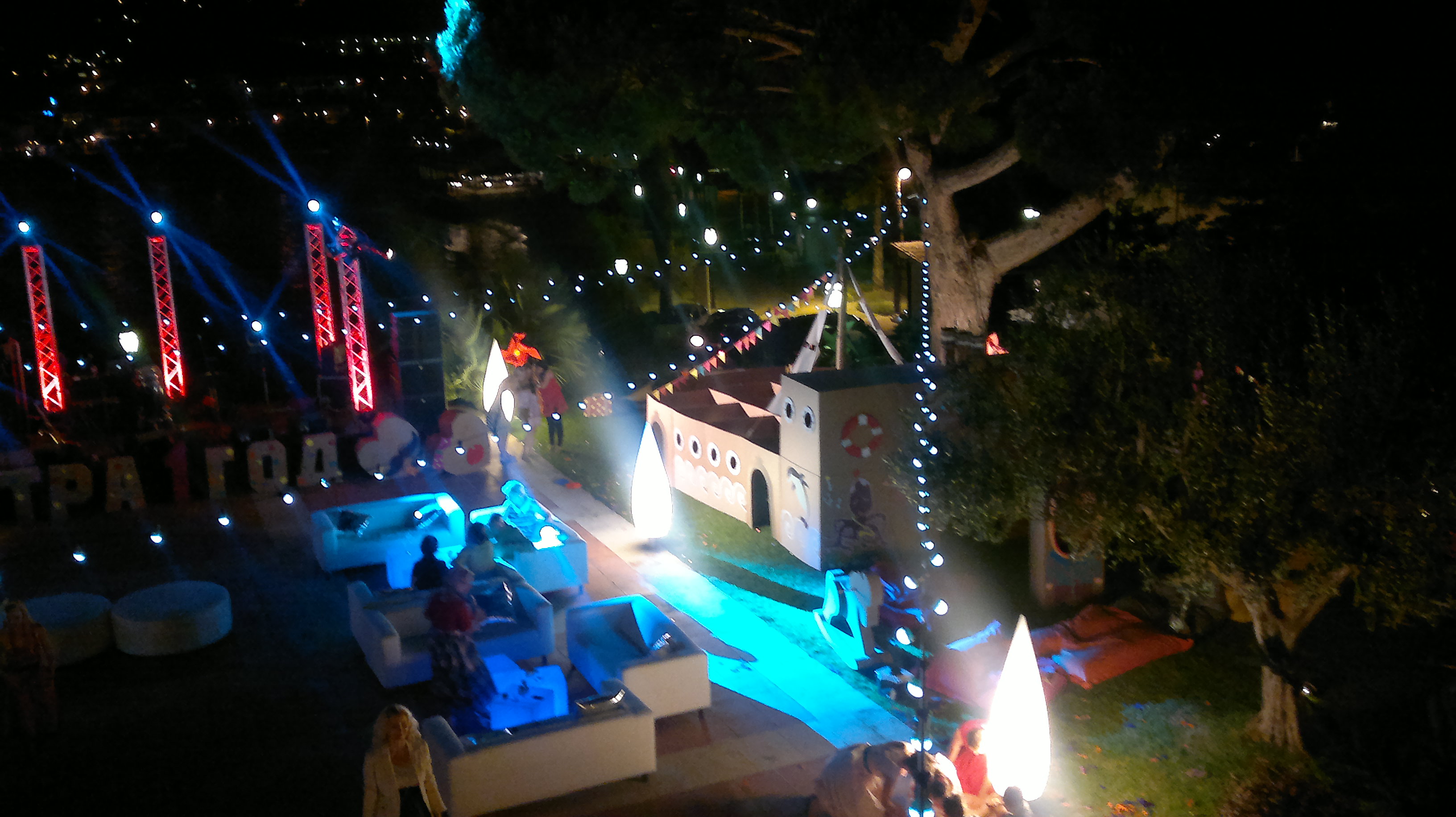 ALQUILER GUIRNALDA FERIA LEDS